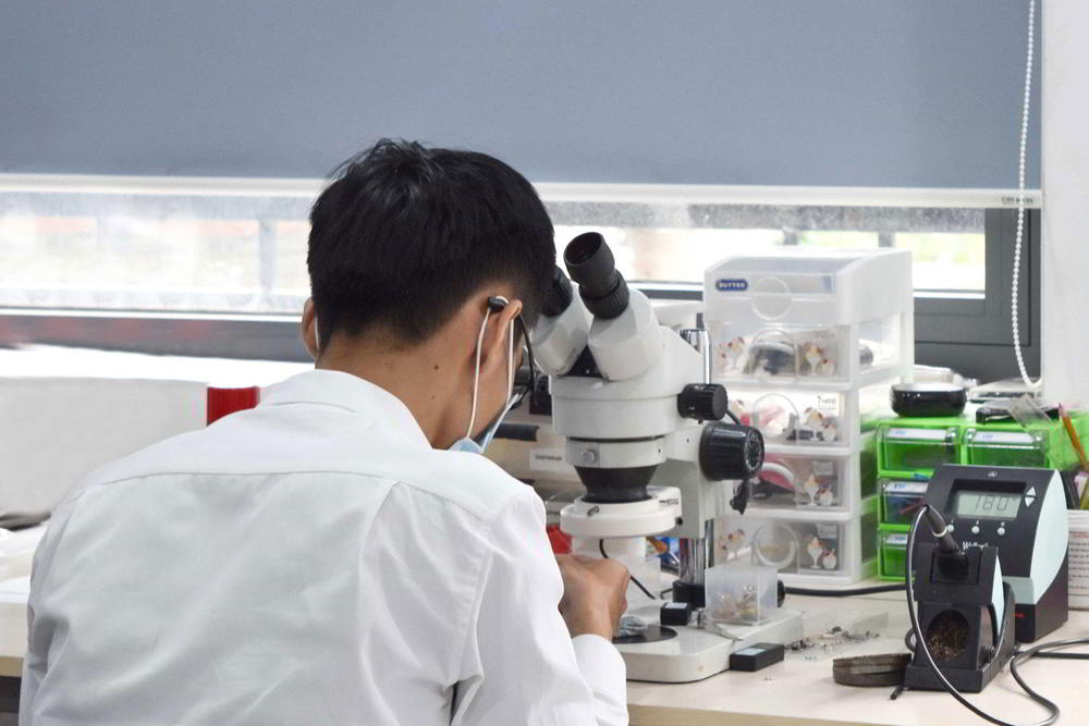 chuyên viên kỹ thuật của trợ thính An Khang sửa máy cho khách