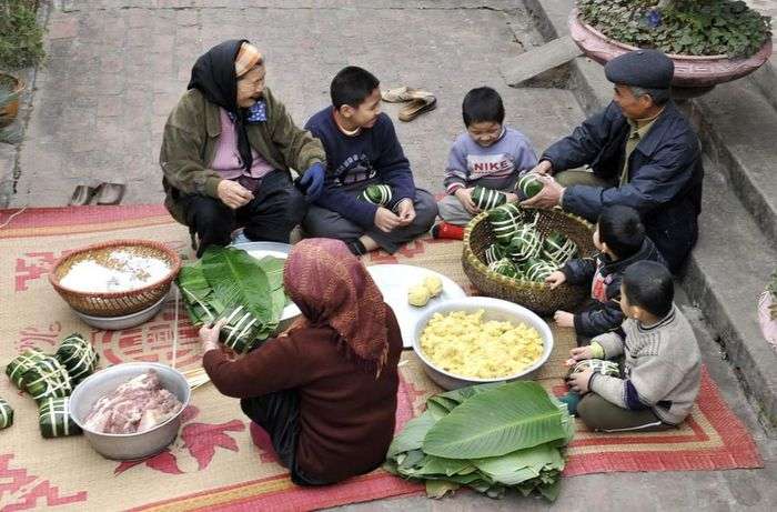 Ngôn ngữ trị liệu cùng hoạt động gói bánh chưng tại nhà