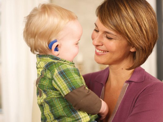 Đeo máy trợ thính có lợi ích gì với trẻ nhỏ