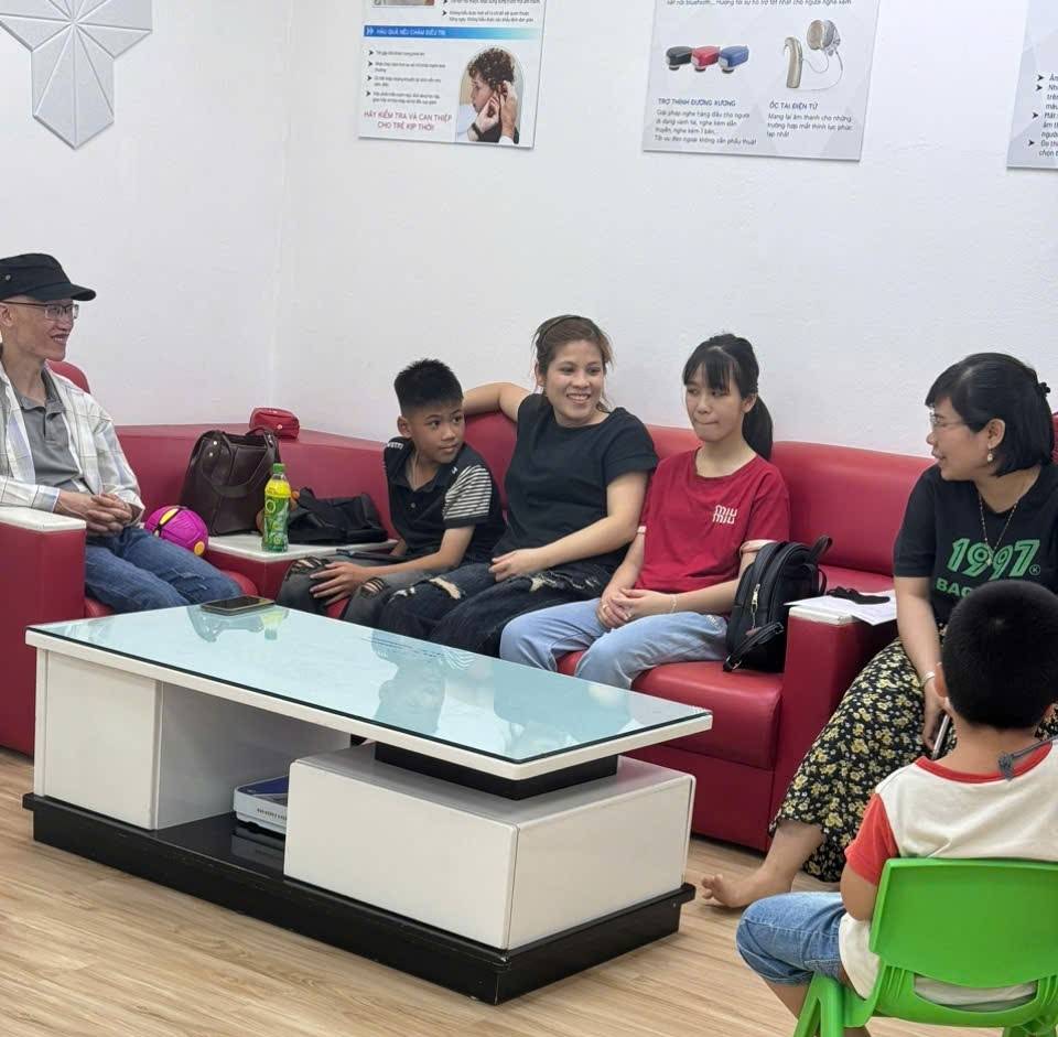 Khách hàng tới bảo dưỡng máy tại trợ thính an khang hà nội