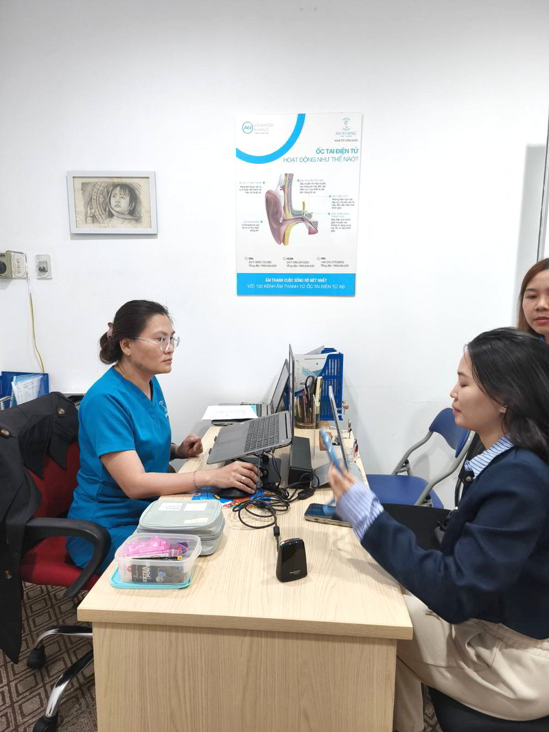 Khách hàng thử máy trợ thính tại Trợ thính An Khang Đà Nẵng