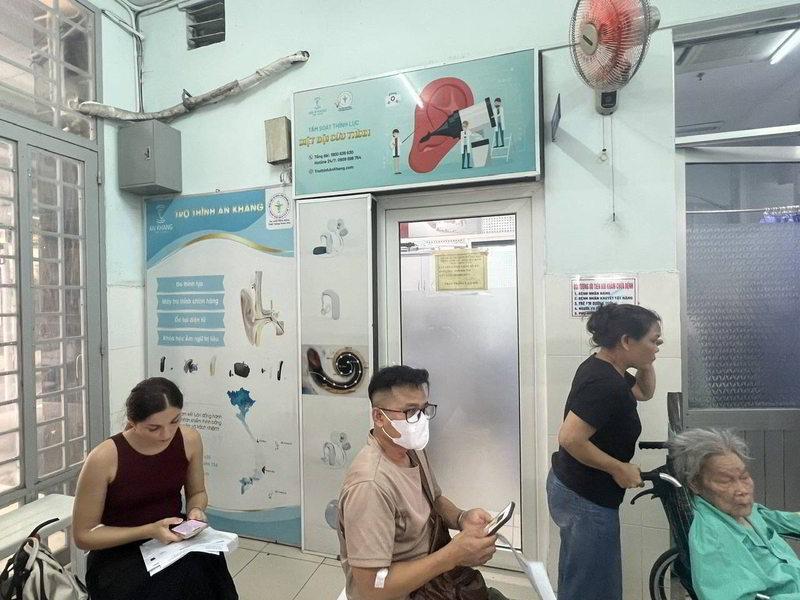Không gian phòng chờ ngay tại khu dịch vụ y tế, nơi khách hàng ngồi đợi đo thính lực và tư vấn máy tại Trợ thính An Khang Khánh Hòa