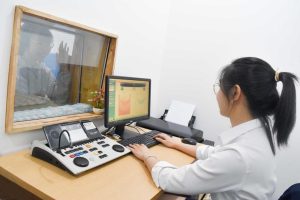 Đo thính lực để xác định mức độ nghe kém / mất thính lực / điếc tại trung tâm trợ thính an khang